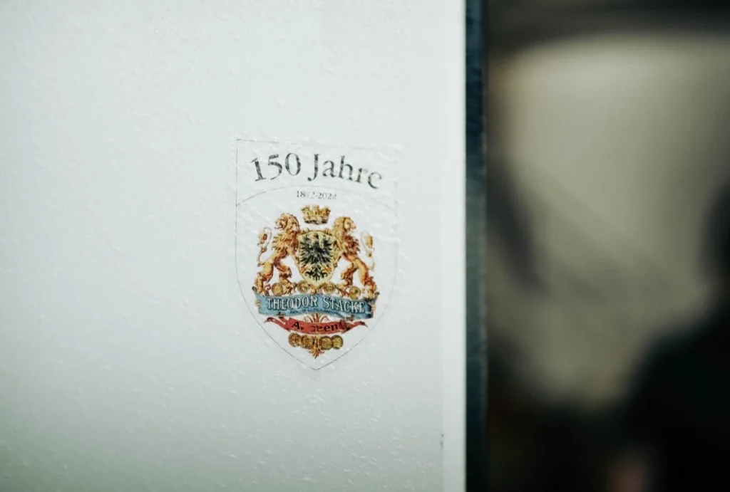 Prüfplakette mit Stacke-Wappen auf einer Tresortür